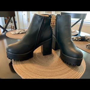 Black platform chunky boots. Size 8, NWOB